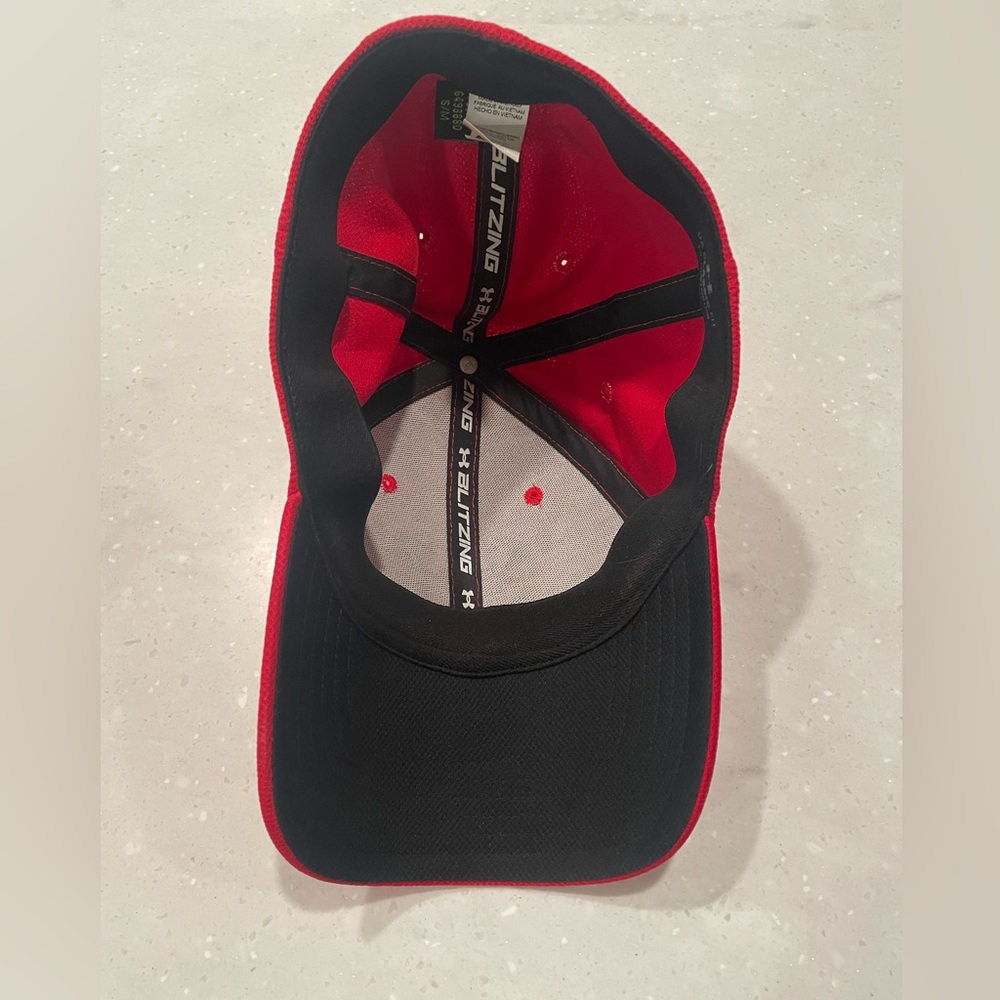 Men’s Under Armour Classic Fitted Hat. Size S/M. Red - Picture 4 of 6